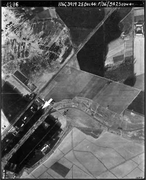 Luftbild des Militärflughafens Kaltenkirchen  Foto:  Royal Air Force 25. 12. 1944, Archiv: The National Archives –Public Record Office / Air Photo Library, University Keele.