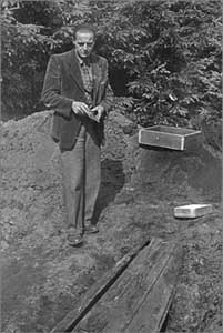 Richard Tackx bei der Exhumierung im Jahre 1951, Foto: 1951, Archiv: Richard Tackx / Sammlung Dr. h.c. Gerhard Hoch